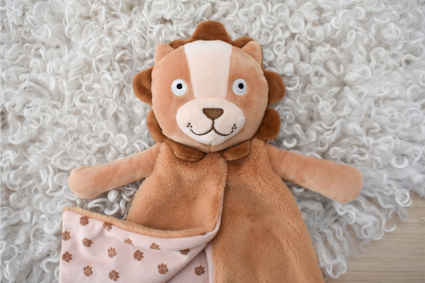 Hugsworth Lion Plush Cuddle Blanket - Daughters Room